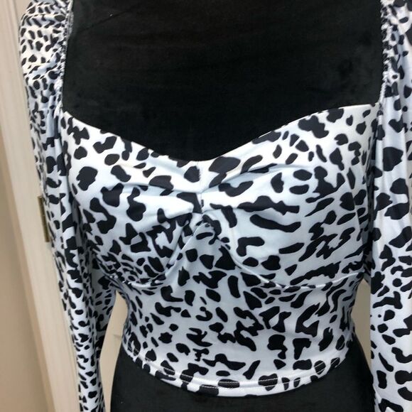 NWOT Leopard print white and black, long sleeve crop top. Size small - Picture 2 of 7